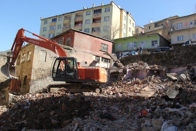 Bitlis’teki metruk binalar yıktırılıyor