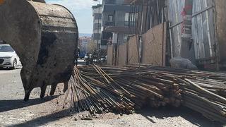 Son dakika: Avcılar'da inşaat demirleri yolu işgal etti: Ceza kesildi