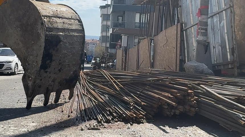 Avcılar'da inşaat demirleri yolu işgal etti: Ceza kesildi