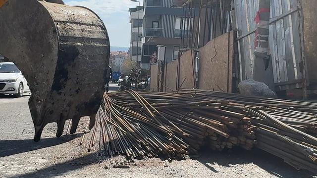 Avcılar'da inşaat demirleri yolu işgal etti: Ceza kesildi