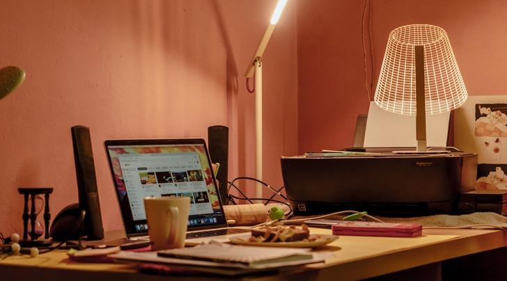 Şu an masanın &uuml;zerinde ka&ccedil; tane, gereksiz ama kaldırılmamış eşya var? 🤔