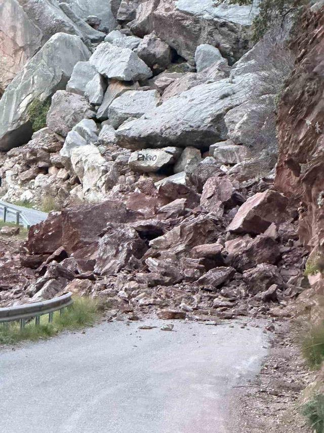 Fethiye’de kaya düşmesi sonucu Faralya yolu ulaşıma kapandı 3