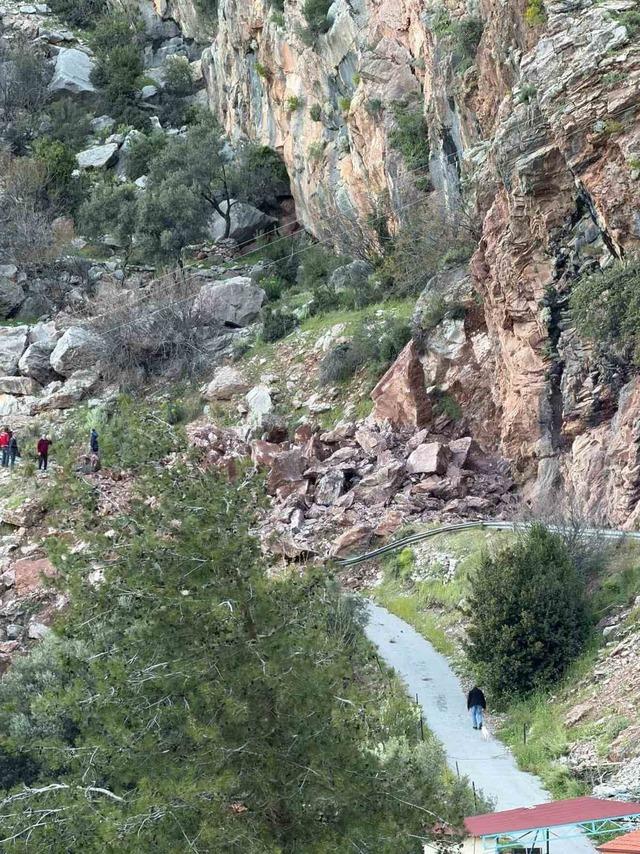 Fethiye’de kaya düşmesi sonucu Faralya yolu ulaşıma kapandı 2