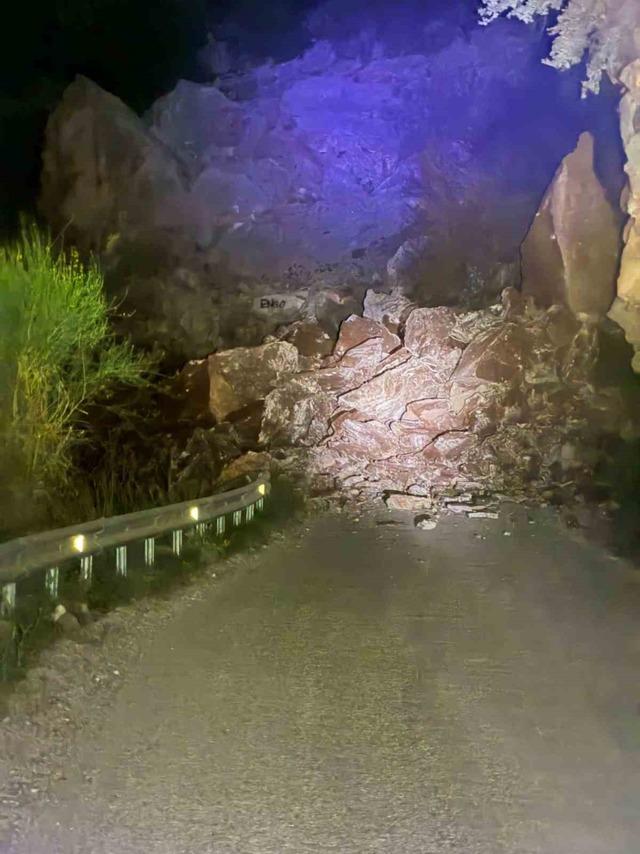 Fethiye’de kaya düşmesi sonucu Faralya yolu ulaşıma kapandı 1