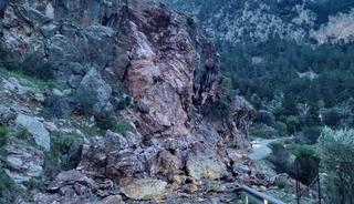 Fethiye&rsquo;de kaya d&uuml;şmesi sonucu Faralya yolu ulaşıma kapandı