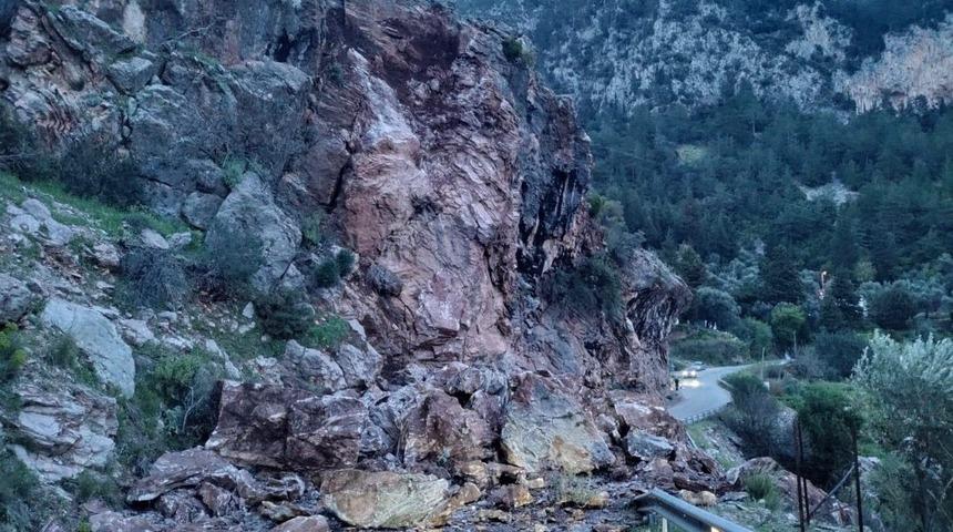 Fethiye&rsquo;de kaya d&uuml;şmesi sonucu Faralya yolu ulaşıma kapandı