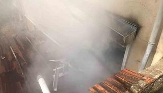 Burdur&rsquo;da yangında mahsur kalan 2 kadını ekipler kurtardı