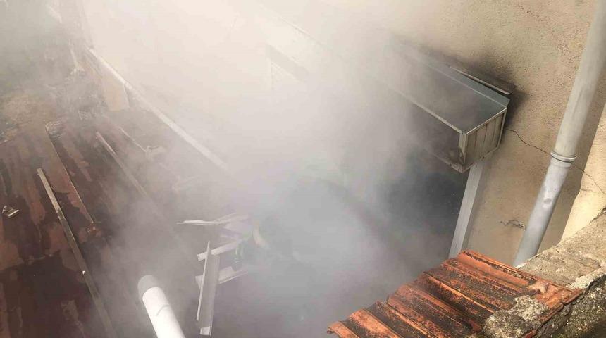 Burdur&rsquo;da yangında mahsur kalan 2 kadını ekipler kurtardı