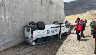 Kontrolde &ccedil;ıkan hafif ticari ara&ccedil; devrildi: 1 yaralı