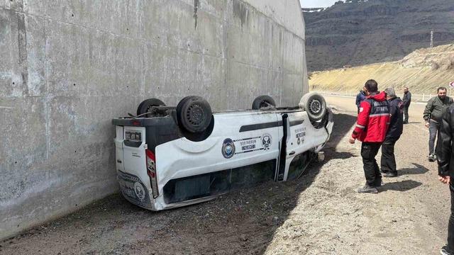 Kontrolde çıkan hafif ticari araç devrildi: 1 yaralı