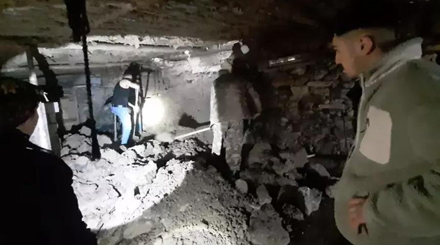 Sağanak nedeniyle &ccedil;&ouml;ken ağılda 6 ke&ccedil;i &ouml;ld&uuml;