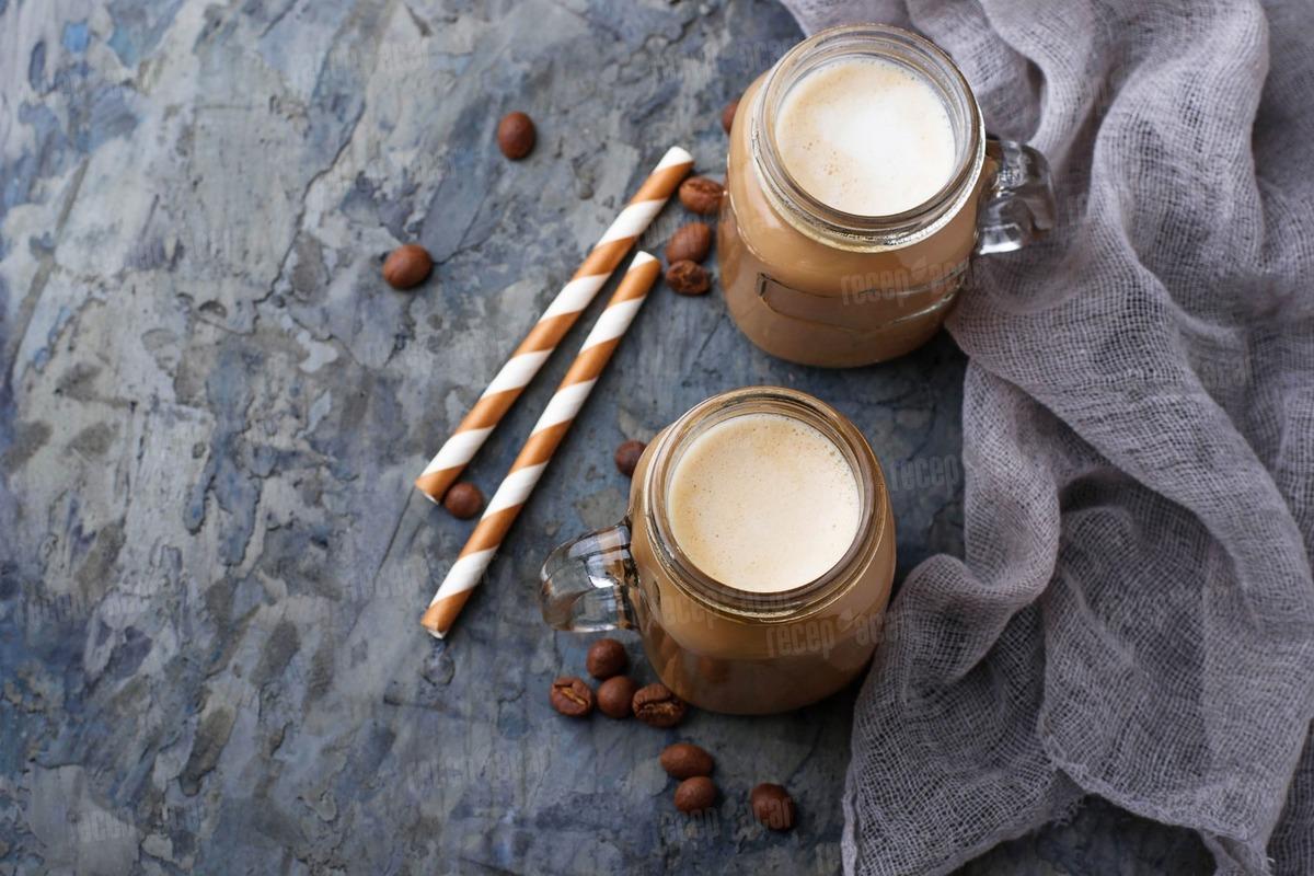 Sıcak havalarda i&ccedil;inizi ferahlatacak! Yapımı sadece 3 dakika s&uuml;ren buz gibi kahveli i&ccedil;ecekler 7