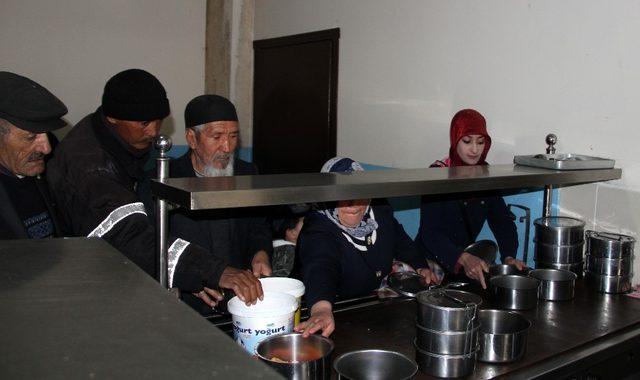 Vali aş evinde kendi elleriyle yemek dağıttı