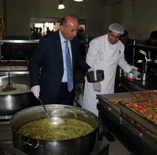 Vali aş evinde kendi elleriyle yemek dağıttı