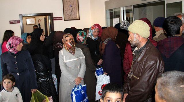 Vali aş evinde kendi elleriyle yemek dağıttı