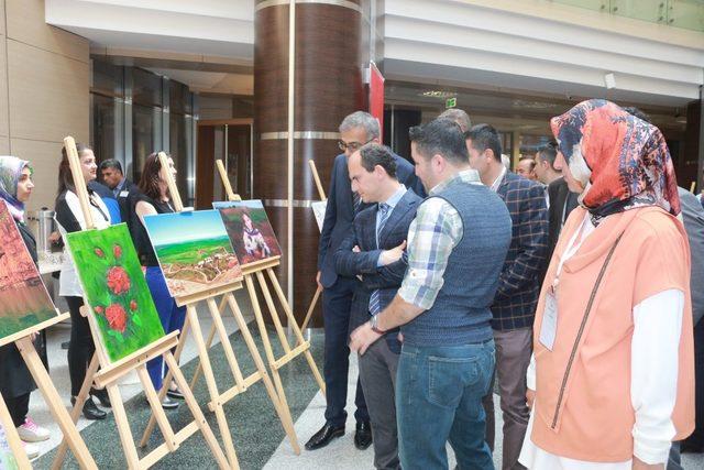 Hastanede açılan sergi yoğun ilgi gördü