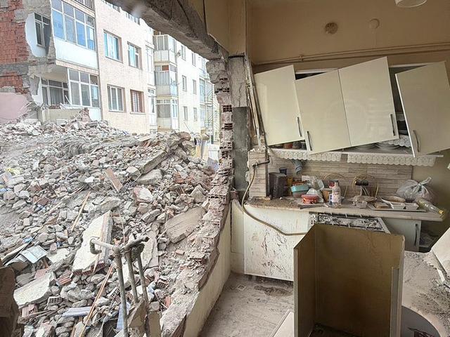 B&uuml;t&uuml;n evi az daha başına yıkılacaktı! 