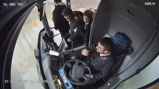 Siirt’te otobüste fenalaşan genç kız hastaneye yetiştirildi