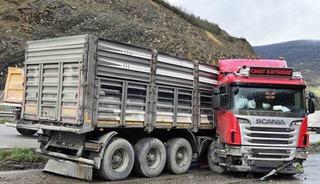 Tır makasladı: S&uuml;r&uuml;c&uuml; yaralandı