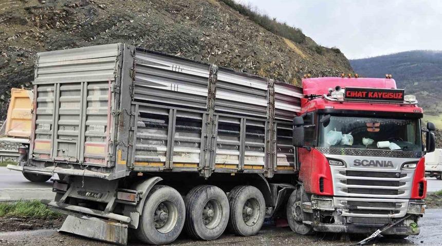 Tır makasladı: S&uuml;r&uuml;c&uuml; yaralandı