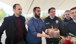 İhbara giden polislere pastalı s&uuml;rpriz