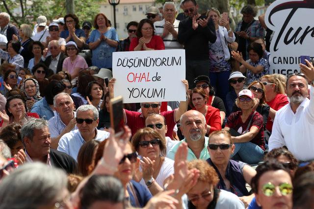 Antalya'da CHP'liler, demokrasi için oturdu