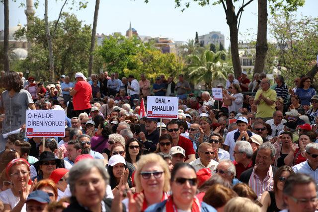 Antalya'da CHP'liler, demokrasi için oturdu