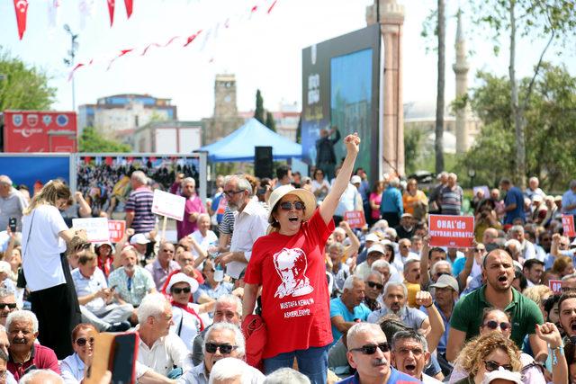 Antalya'da CHP'liler, demokrasi için oturdu