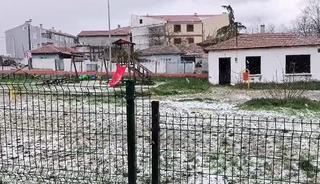 Edirne'de dolu yağışı &ccedil;evreyi beyaza b&uuml;r&uuml;d&uuml;