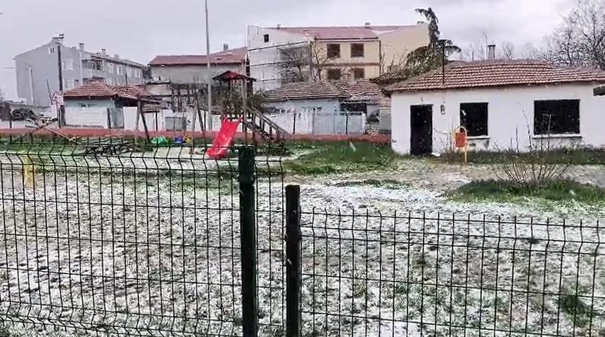 Edirne'de dolu yağışı &ccedil;evreyi beyaza b&uuml;r&uuml;d&uuml;