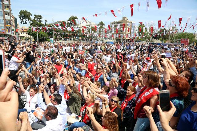 Antalya'da CHP'liler, demokrasi için oturdu