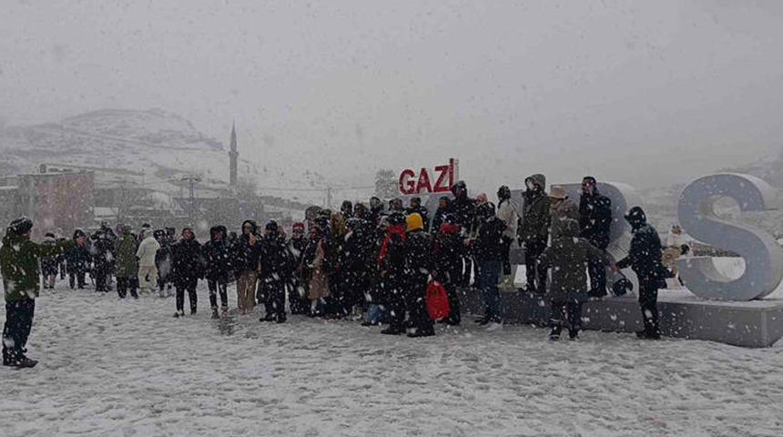 Meteoroloji uyardı: Kars&rsquo;ta kar yağışı başladı