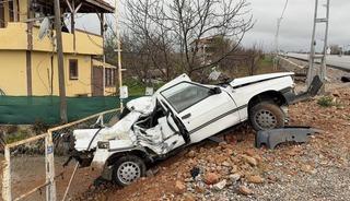 Elektrik direğine &ccedil;arpan otomobil hurdaya d&ouml;nd&uuml;