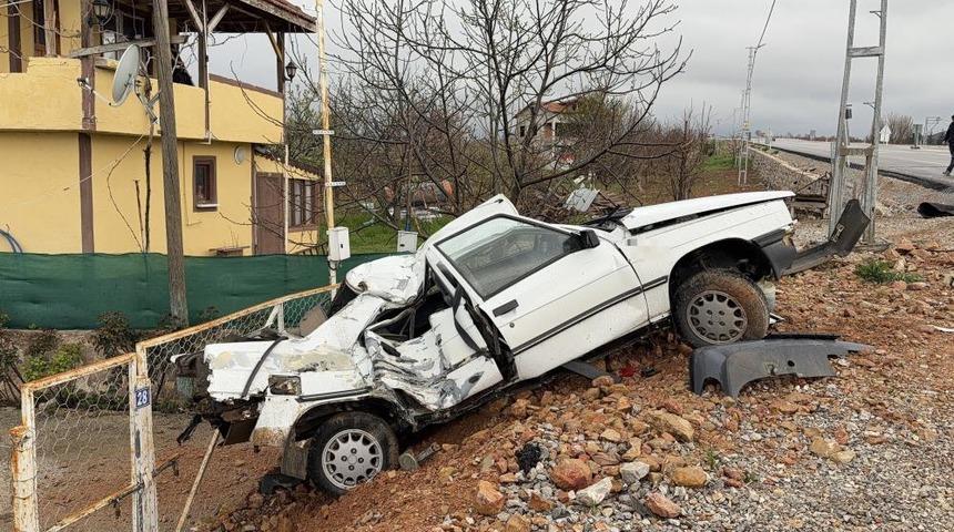Elektrik direğine &ccedil;arpan otomobil hurdaya d&ouml;nd&uuml;