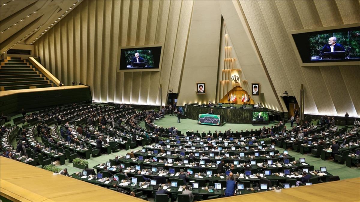 İran dan bir H&uuml;rm&uuml;z adımı daha: Ge&ccedil;iş &uuml;cretleri İran riyal ile &ouml;denecek 2