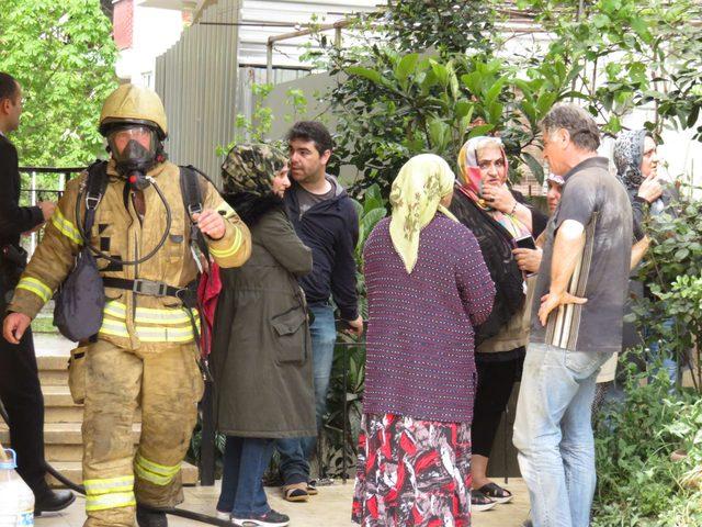 Maltepe'de yangın: Mahsur kalanları itfaiye kurtardı