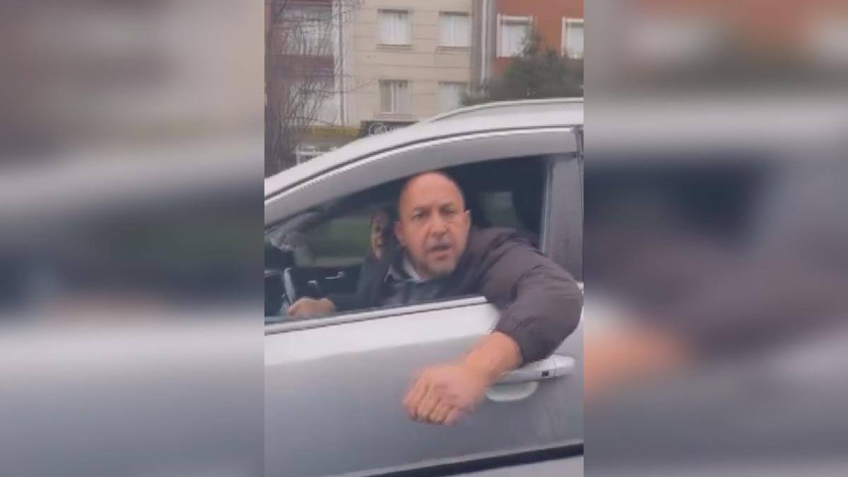 "Ara&ccedil;ta &ccedil;ocuğum var, git" diyen kadını dinlemedi: Aynasına vurdu! 2