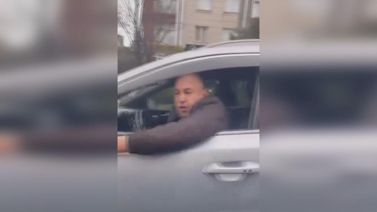 Trafikte korkun&ccedil; olay: Ara&ccedil;ta &ccedil;ocuğu olan kadının otomobiline saldırdı! 1