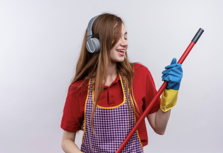 Elinde bezle sehpanın tozunu alırken hangisini mırıldanırsın?