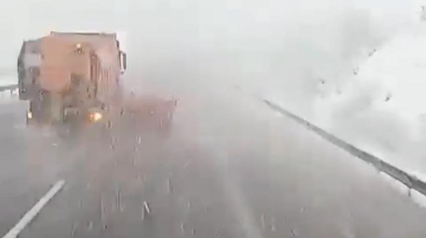 Bolu ge&ccedil;işinde yoğun kar yağışı etkili oldu