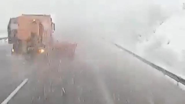 Bolu geçişinde yoğun kar yağışı etkili oldu