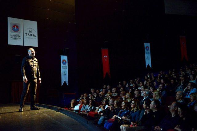 Sunay Akın “Görçek”le Maltepe’de sahne aldı