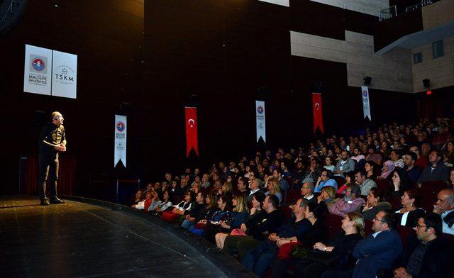 Sunay Akın “Görçek”le Maltepe’de sahne aldı