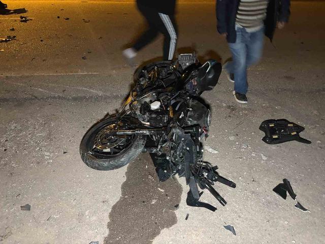 &Ccedil;anakkale&rsquo;de otomobil ile motosiklet &ccedil;arpıştı: 3 kişi yaralandı 4