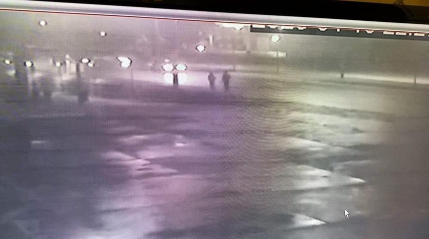 D&uuml;ş&uuml;rd&uuml;ğ&uuml; telefonu alırken otomobil &ccedil;arptı: O anlar kamerada