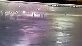 Düşürdüğü telefonu alırken otomobil çarptı: O anlar kamerada