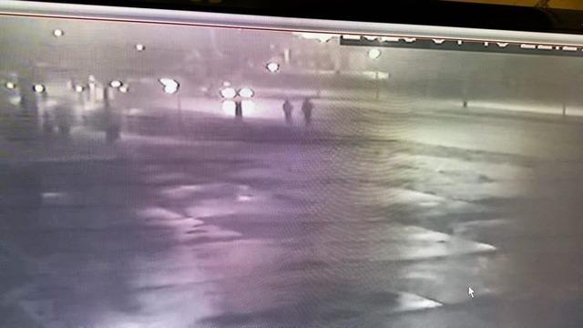 Düşürdüğü telefonu alırken otomobil çarptı: O anlar kamerada