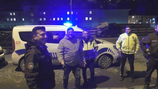 Polisi karşılarında g&ouml;r&uuml;nce &ouml;nce rol icabı kavga ettiler sonra pasta kestiler 2