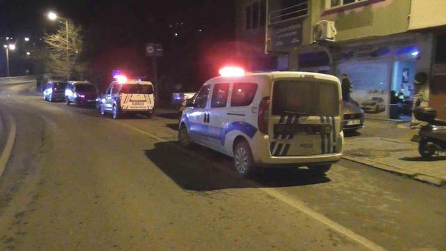 Polisi karşılarında g&ouml;r&uuml;nce &ouml;nce rol icabı kavga ettiler sonra pasta kestiler 1