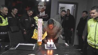 Polisi karşılarında görünce önce rol icabı kavga ettiler sonra pasta kestiler